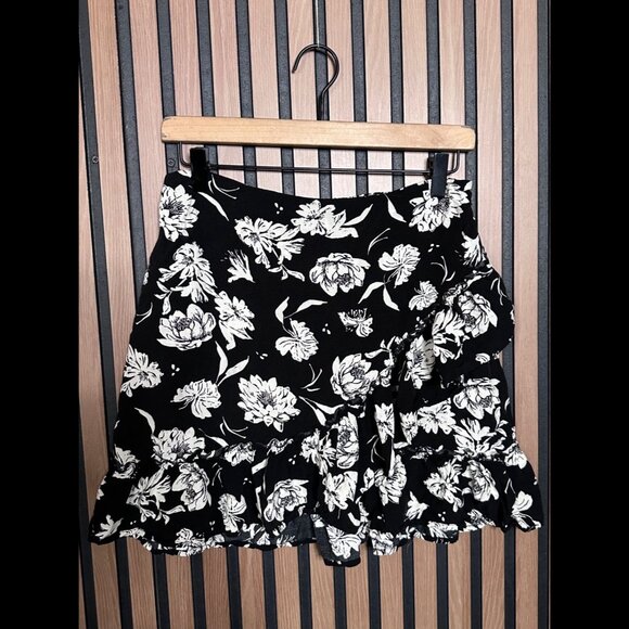 Free People Skirt Medium Womens Black White Floral I've got a Feeling Ruffled - Picture 1 of 6